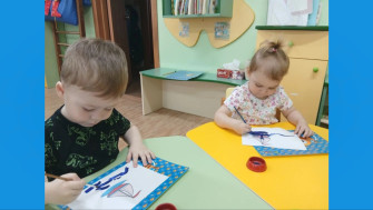 Плывет кораблик по волнам.